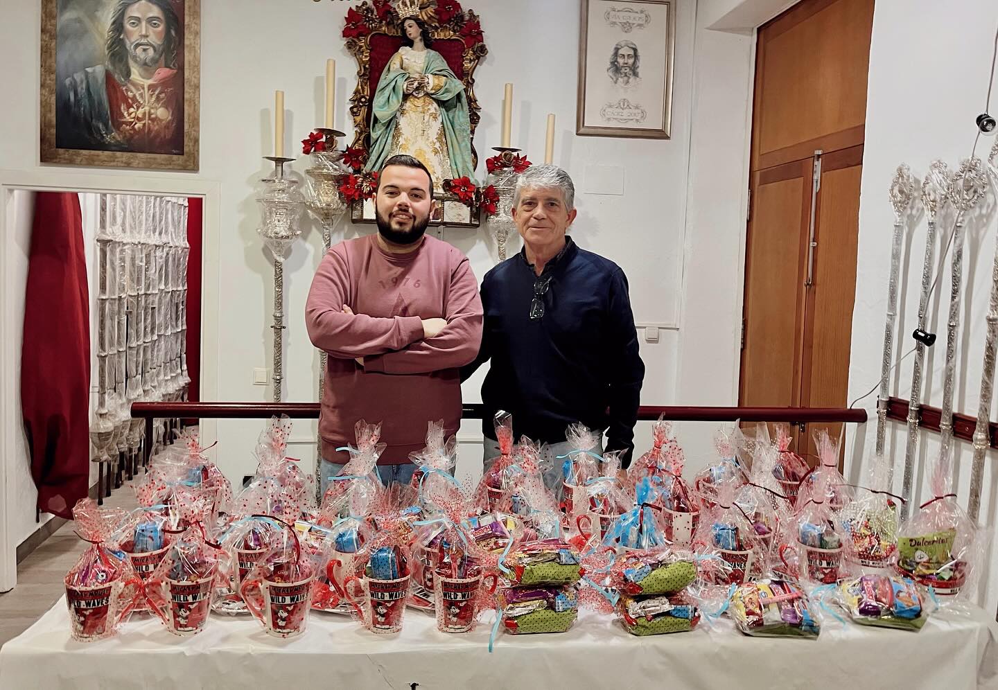Entrega solidaria de regalos para los niños gaditanos